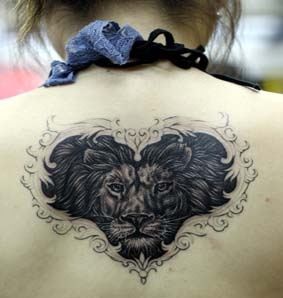 女生后背狮子纹身图案