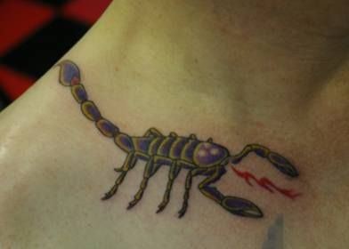 吐火的小蝎子纹身
