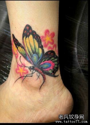 一幅脚踝彩色蝴蝶纹身作品