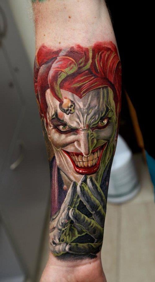 手臂上的小丑图案纹身