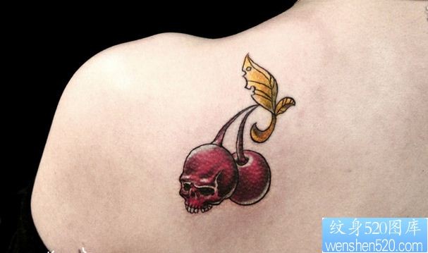 一幅女人肩背彩色樱桃纹身作品