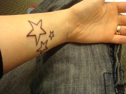 手腕处漂亮的星星刺青图案