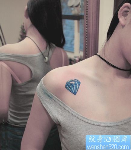一幅女人肩部彩色钻石纹身作品