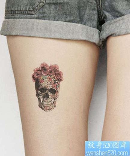 女孩大腿上的骷髅花纹身