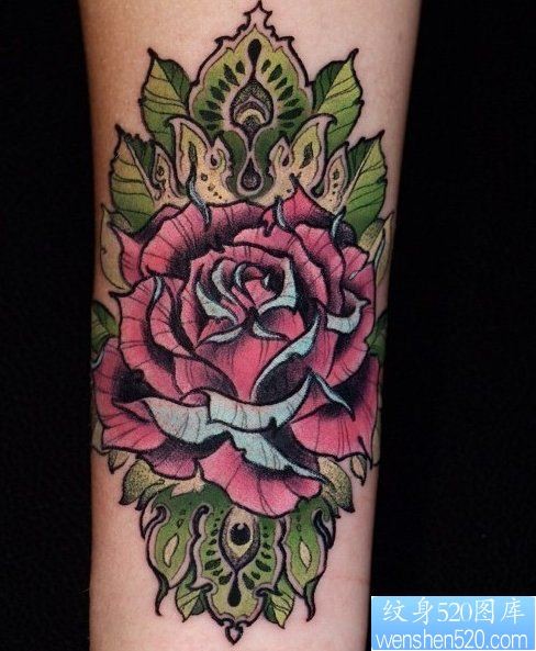 一幅手臂上彩色玫瑰花纹身作品
