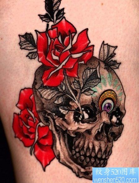 一幅手臂骷髅头玫瑰花纹身作品