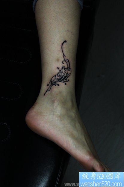 女人脚部一幅个性花腾纹身作品