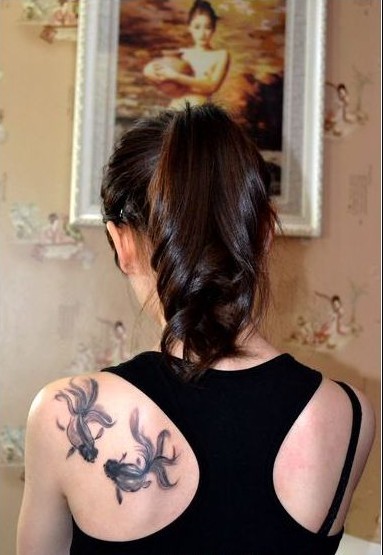 肩部的两只水墨金鱼纹身图案