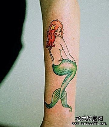 一幅手臂彩色美人鱼纹身作品