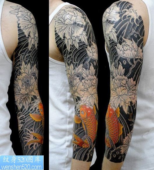 鲤鱼和花的花臂纹身