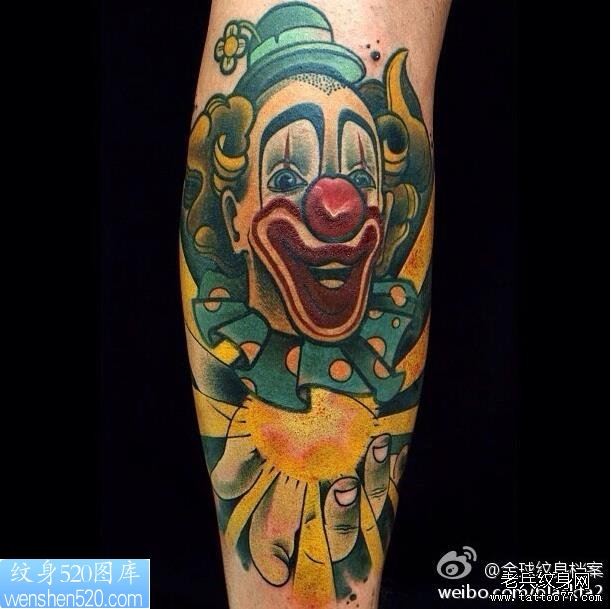 一幅腿部彩色小丑纹身作品