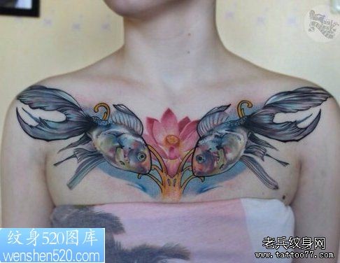 女人胸部彩色双鱼纹身作品