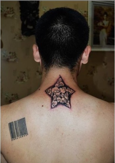 颈部的一颗骷髅头拼成的星星图案纹身