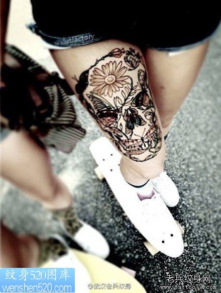 一幅女人腿部骷髅头纹身作品