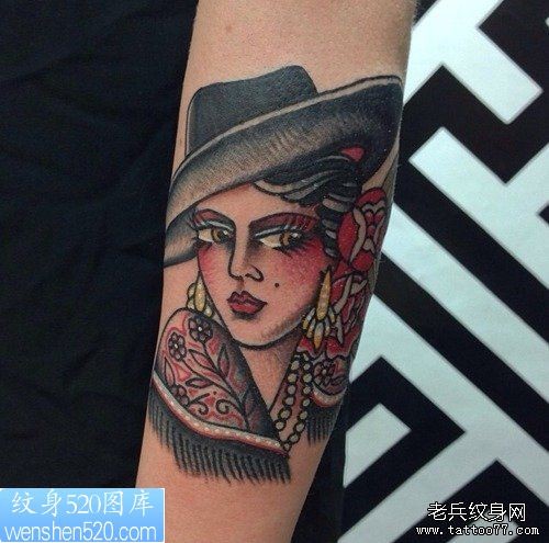 一幅手臂个性流行女郎纹身作品