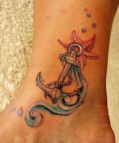 女孩腿部彩色船锚纹身图案