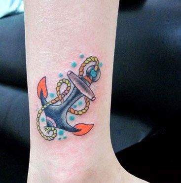 女孩腿部彩色船锚纹身图案