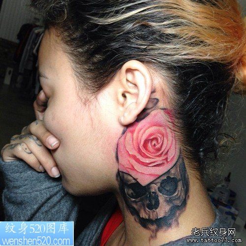 女人颈部彩色玫瑰花纹身作品