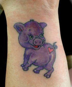 手腕内侧小清新可爱的小猪纹身图案