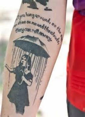 手臂上的女孩打伞纹身图案