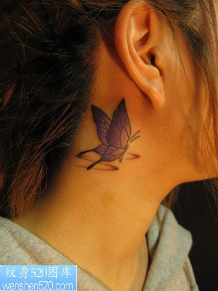 女孩脖子上的蝴蝶纹身