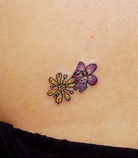 两朵彩色的小花纹身图案