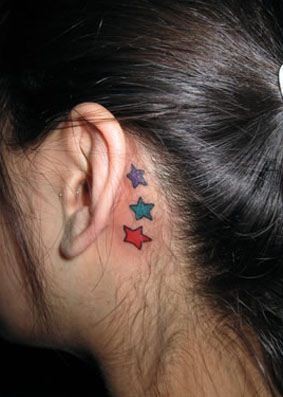 耳朵后边彩色小星星纹身