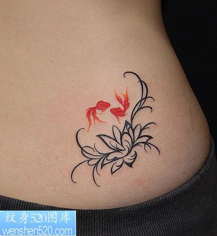 金鱼和花的图腾纹身