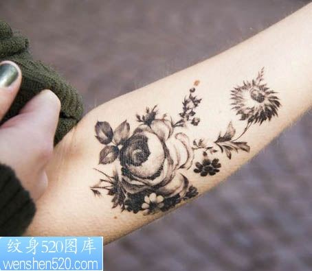 手臂上的花纹身图案