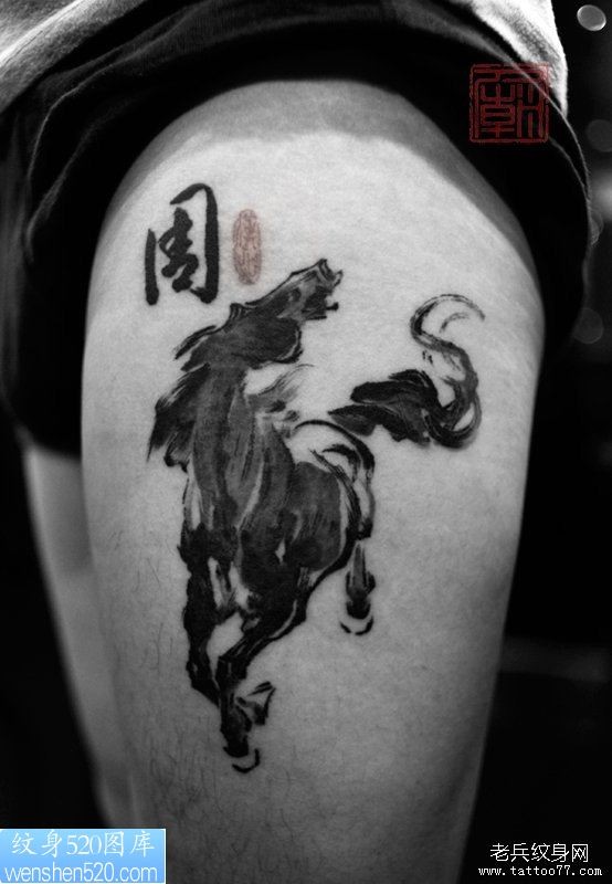 男性腿部个性抽象马纹身作品