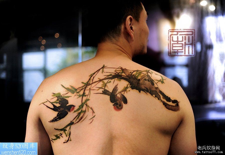 背部一幅春柳双燕纹身作品
