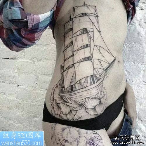 女人腰部帆船纹身作品