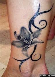 脚踝部唯美的花朵纹身