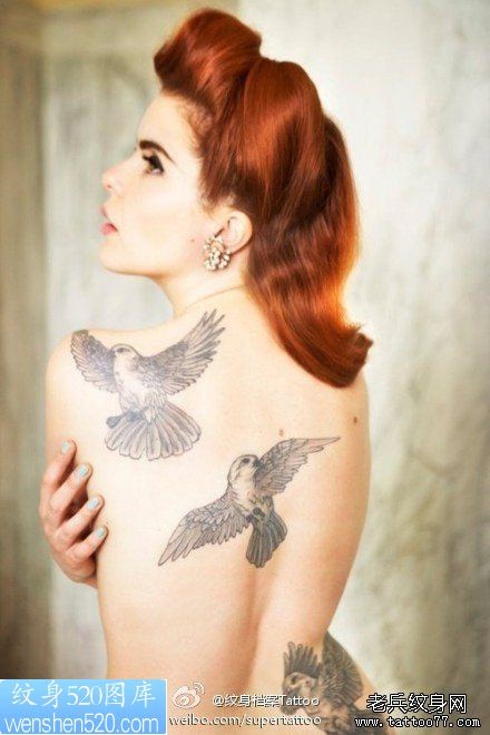 一幅欧美女人背部老鹰纹身作品