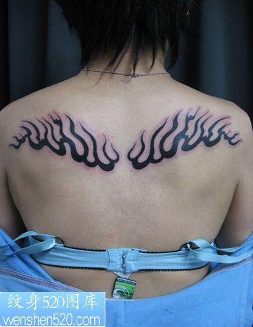 翅膀样式的火苗图腾纹身