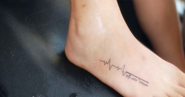 女性脚部心电图字符刺青