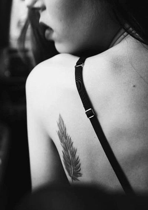 美女身上一根好看的羽毛纹身