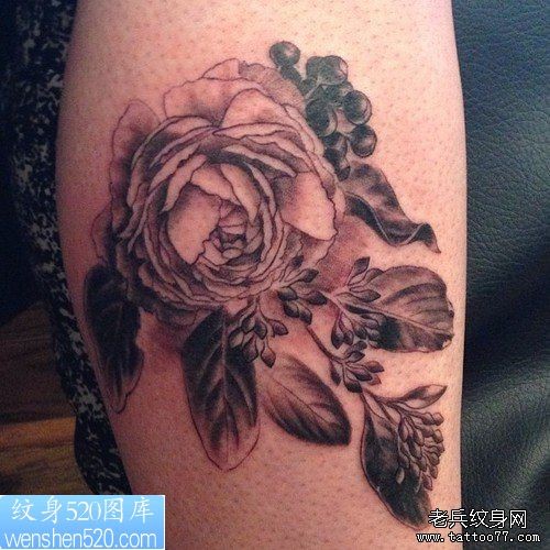 一幅手臂玫瑰花纹身作品