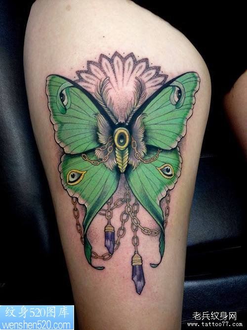 一幅腿部彩色蝴蝶纹身作品