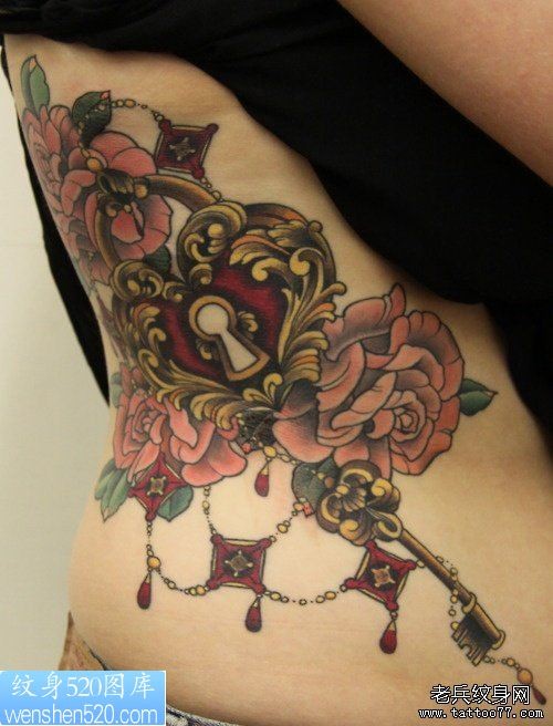 一幅女人腰部个性彩色纹身作品