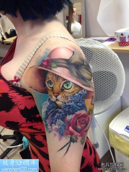 一幅女人胳膊彩色猫咪纹身作品
