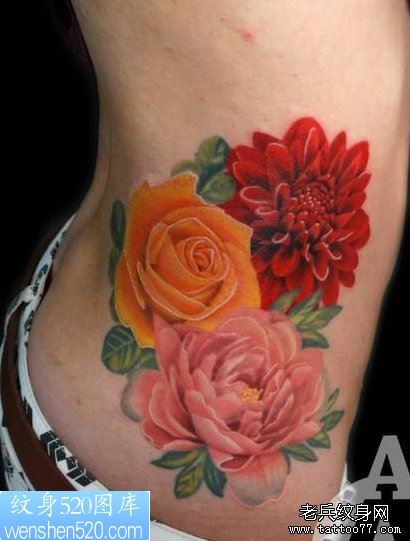 女人腰部彩色玫瑰花纹身作品