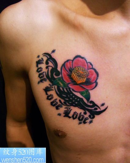 男人胸部花和图腾纹身图案
