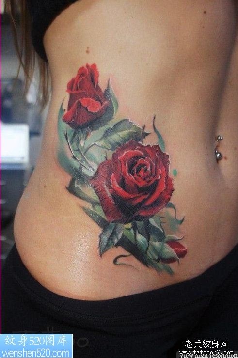 一幅女人侧腰玫瑰花纹身作品