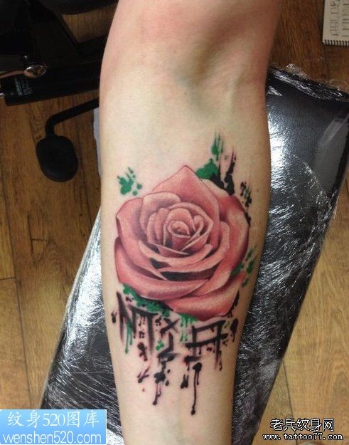 手臂粉色玫瑰花纹身作品