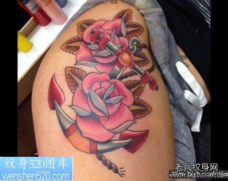 一幅女人腿部彩色船锚玫瑰花纹身作品