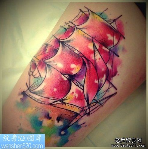 一幅手臂彩色帆船纹身作品
