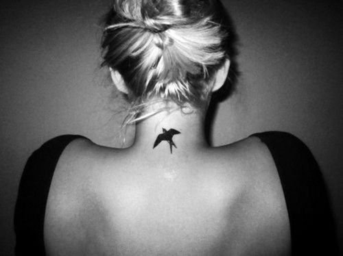 女式背部一只小巧的燕子纹身图案