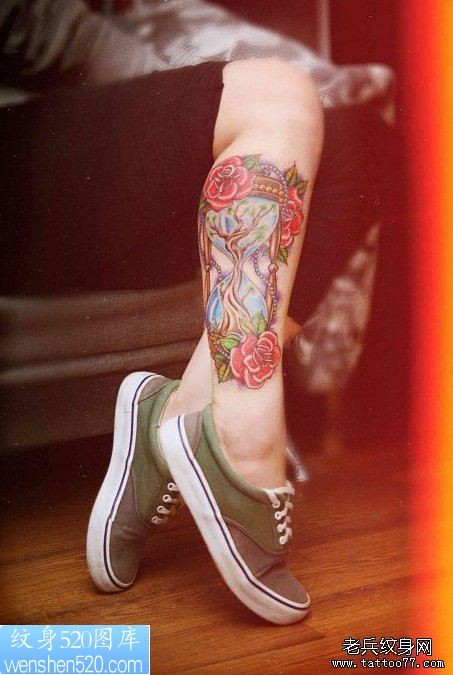 一幅女人腿部彩色沙漏纹身作品