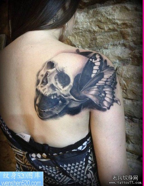 一幅女人肩背骷髅头纹身作品